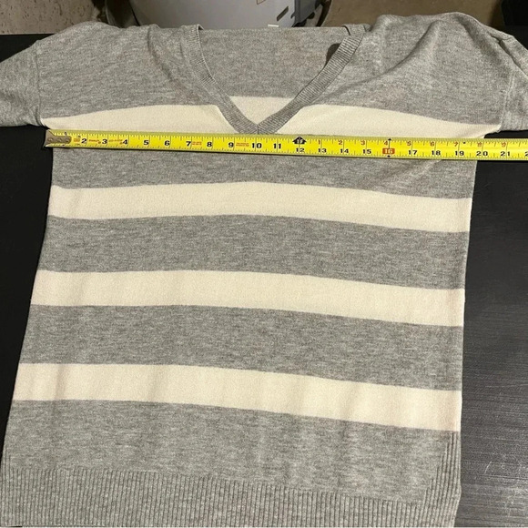 Women’s GAP Lightweight Sweater, Gray & White Striped Deep V-Neck Size XS - Picture 7 of 8